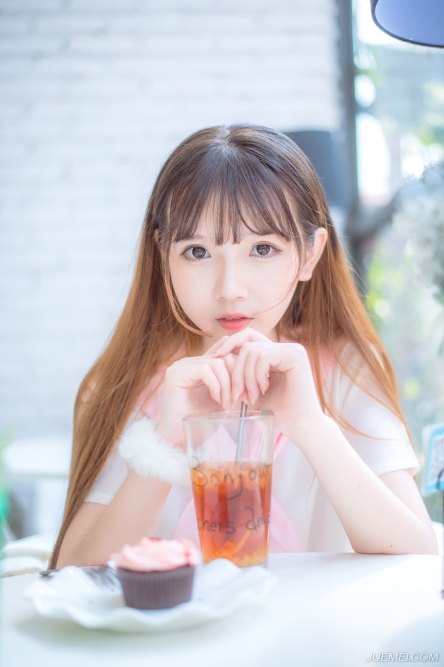 每当我被老师抽到回答问题，我周边的好姐妹一边使劲儿地笑你一边慌忙的翻着答案，这就是伟大的友情。